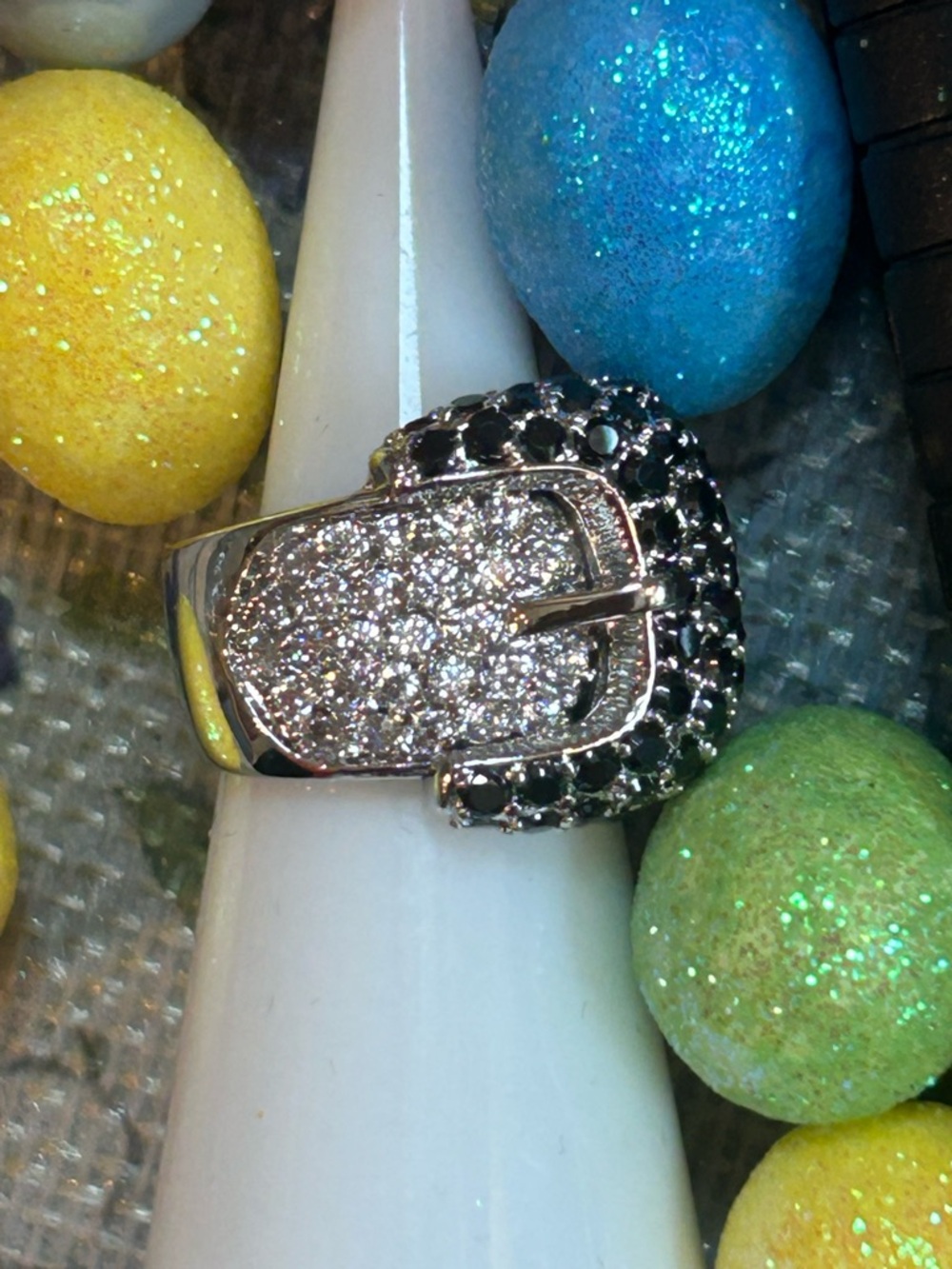 925 SS Pavé Buckle Ring in Crystals with Black Stones - Trendy Sz. 5